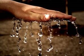 Wasser aus dem Körper entfernen, um 5 kg pro Woche abzunehmen