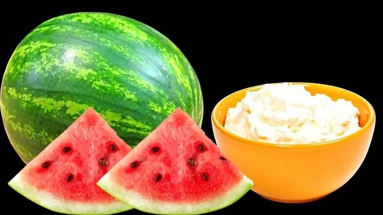 Wassermelone und Hüttenkäse zur Gewichtsreduktion. 