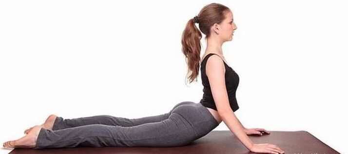 Bhujangasana-Pose zum Trainieren der Bauchmuskeln
